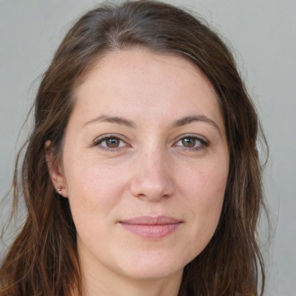 Profesional financiera analizando métodos de control presupuestario