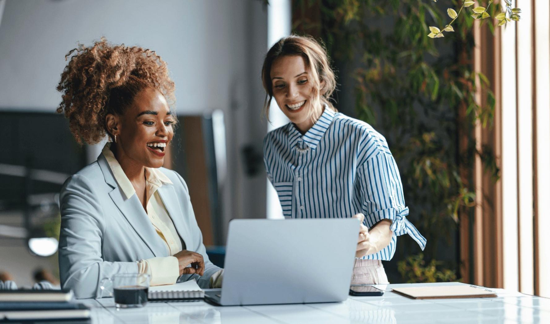 Planificación financiera con documentos y calculadora sobre escritorio