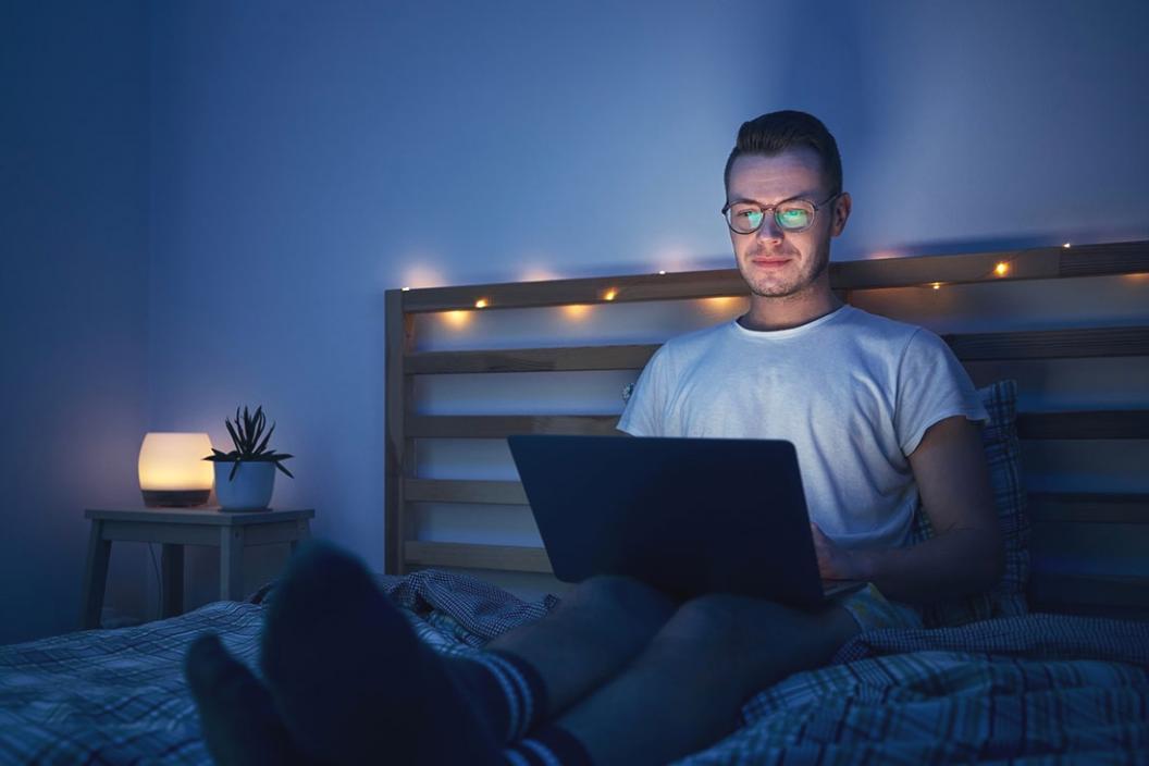 Personas revisando estrategias financieras reales