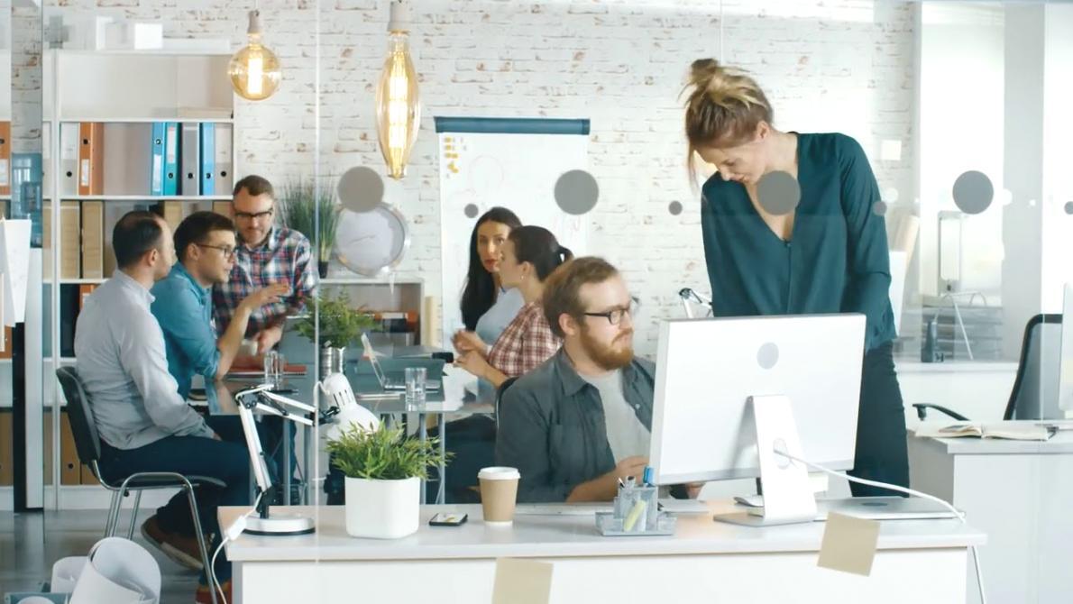 Equipo de efalarionex trabajando en estrategias de presupuesto